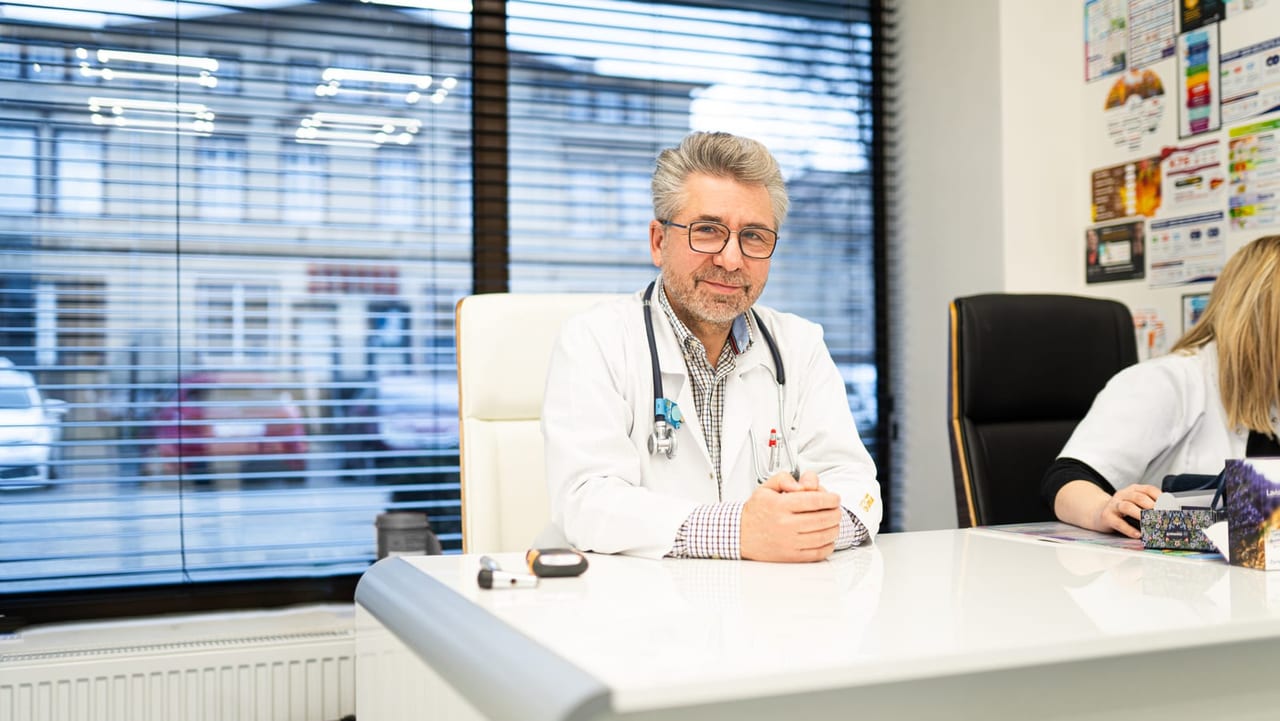 Sergiusz Karżanowski w gabinecie SANATUS